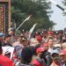 Bukan Tegang, Kapolres Lampung Selatan Malah Duduk Santai Bareng Massa Sambil Minum Es Jeruk