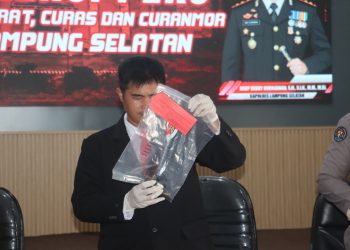 Sukarela Serahkan Senpi Rakitan, Dua Warga Lampung Selatan Dapat Pembinaan Polisi
