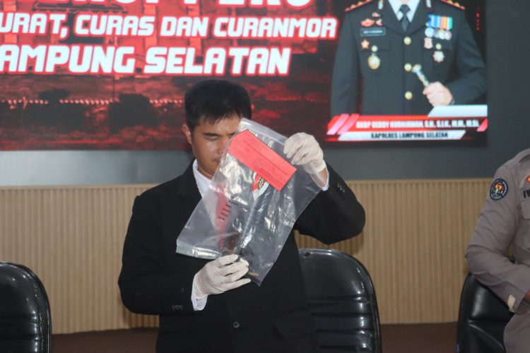 Sukarela Serahkan Senpi Rakitan, Dua Warga Lampung Selatan Dapat Pembinaan Polisi