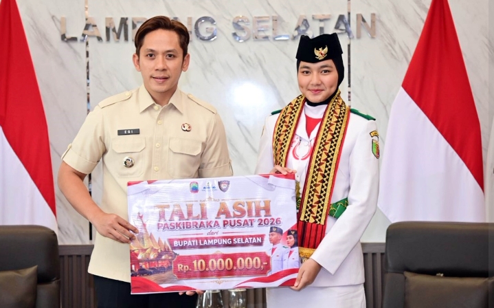 Prestasi di Tingkat Nasional Berbuah Umrah, Naufal dan Chika Dapat Apresiasi Bupati Egi