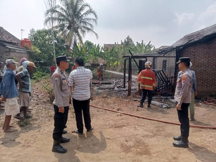 Bakar sampah lalu ditinggal, rumah warga di Margodadi Pringsewu terbakar