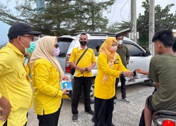 Peduli Warga Terdampak Abu Vulkanik, Golkar Pringsewu Sebar 1.000 Masker di Maliosewu