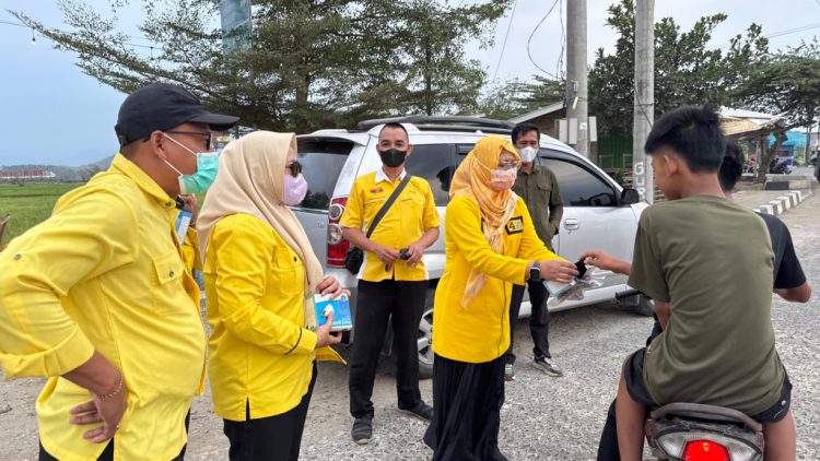 Peduli Warga Terdampak Abu Vulkanik, Golkar Pringsewu Sebar 1.000 Masker di Maliosewu