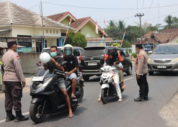 Kapolres Deddy Cek Dampak Erupsi Anak Krakatau, Warga Palas Diberi Masker Gratis