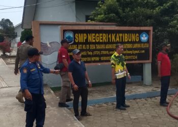 Abu Erupsi Menempel di Atap dan Lantai Sekolah, Damkar Lamsel Bergerak