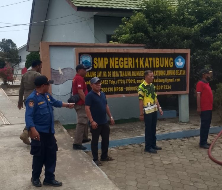 Abu Erupsi Menempel di Atap dan Lantai Sekolah, Damkar Lamsel Bergerak