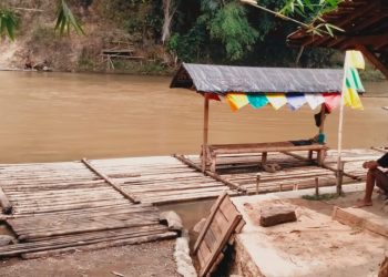 Warga Banjarejo Puluhan Tahun Naik Rakit, Pemerintah Belum Juga Bangun Jembatan