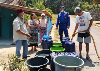 Bantu Warga Hadapi Kekeringan, Satpolairud Polres Lampung Selatan Distribusikan Air Bersih