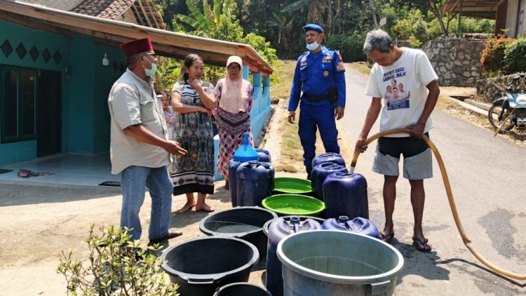 Bantu Warga Hadapi Kekeringan, Satpolairud Polres Lampung Selatan Distribusikan Air Bersih