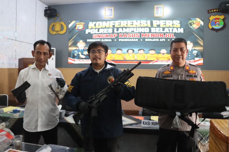 Polisi Buru Pria dari Pelabuhan Bakauheni, AR-15 Ditemukan di Dalam Mobil