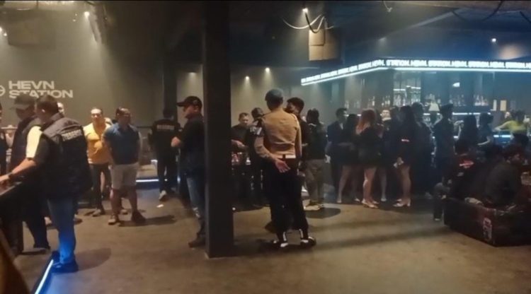Dini Hari Digerebek Petugas, Pengunjung Kafe The Hevn Diperiksa dan Dites Urine