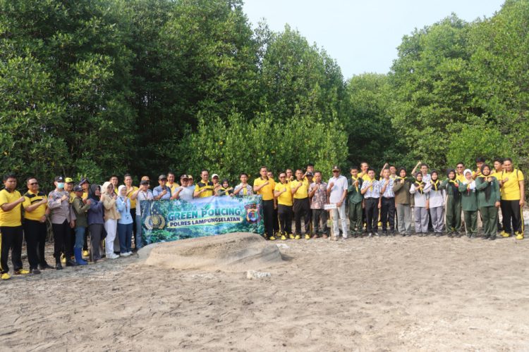 Green Policing di Batu Perahu Krakatoa, Polres Lampung Selatan Tanam Pohon dan Ajak Warga Jaga Lingkungan